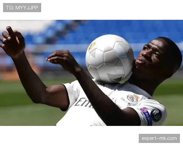 维尼修斯体能储备解析：高强度比赛中的状态保持秘诀