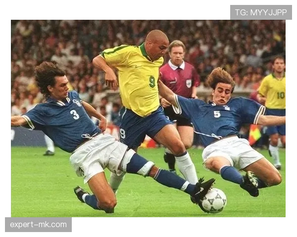 马尔蒂尼防守体系解析:足球防线艺术与智慧的持续提升 马尔蒂尼防守体系解析:足球防线艺术与智慧的持续提升