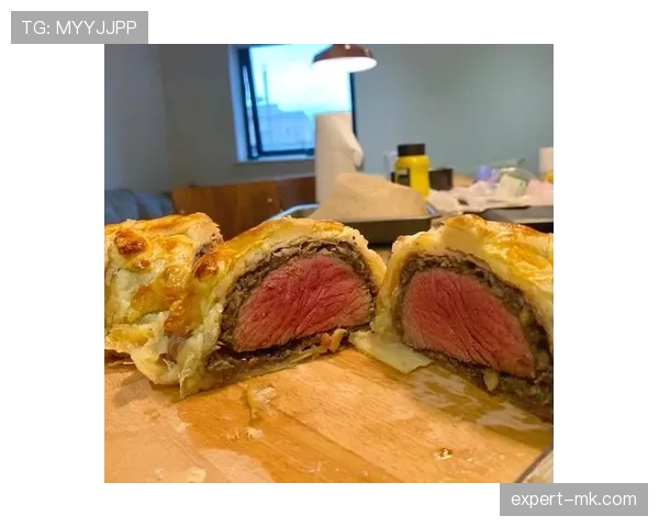 阿尔瓦雷斯训练完直接去超市抢购打折牛排，这反差谁懂